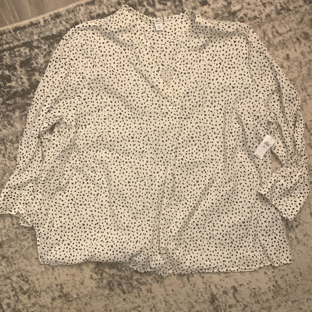 Old navy v neck flowy top with button sleeve